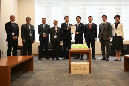山梨県知事が小泉農水相・林官房長官に緊急要請　農水
