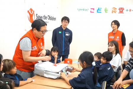 新聞紙のお椀で「ファミチキ」を実食！ 「ファミマこ