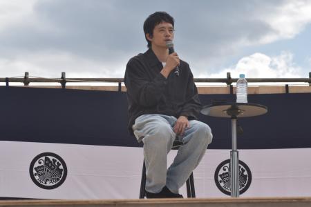 俳優・池松壮亮さん、歴史の舞台「鳥取城跡」に登壇し
