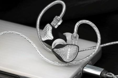 「EarAcoustic Audio」より、シンガーソングライター