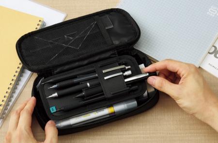 新開発“波なみホルダー”で、太い筆記具も抜き差しスム