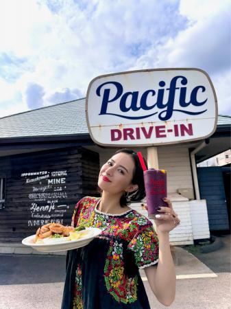 「Pacific DRIVE-IN」と人気クリエイターJuliaのコラ