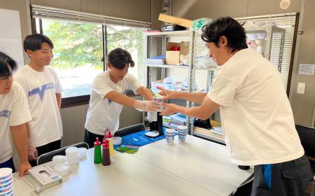 「暑い現場にひと涼みを」安曇川中学生が工事関係者へ