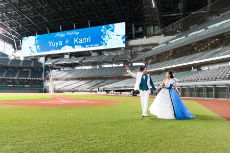 北海道日本ハムファイターズカラーのウェディングドレ