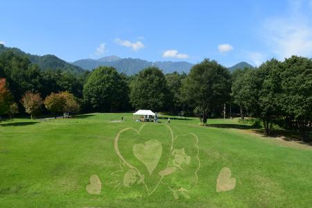 家族で撮ろう、こころ温まる一枚「巨大地上絵（芝生ア