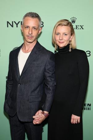 【ロロ・ピアーナ】ジェレミー・ストロングとエマ・ウ