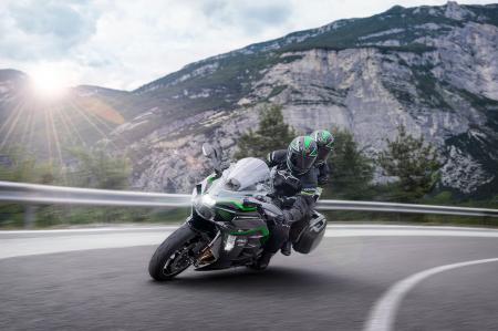 カワサキのフラッグシップツアラー「Ninja H2 SX SE」