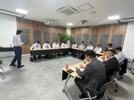 マネジメント層13名が6か月にわたり学ぶ｜栗山自動車