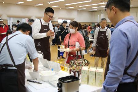 年に一度の感謝祭　展示会に利用者ら1300人を無料招待