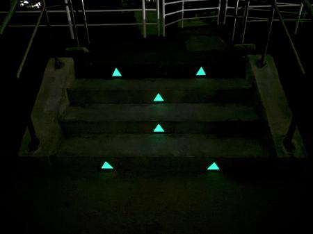 停電時でも光る階段へ　焼津・石津海岸公園に蓄光案内
