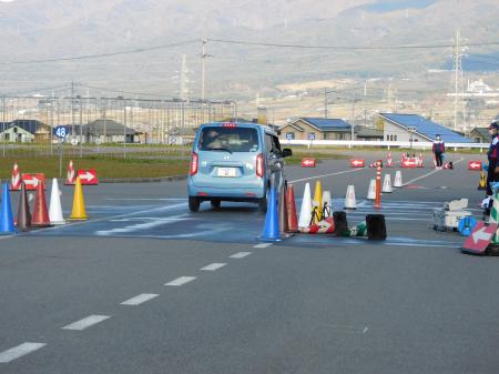 【JAF長野】急ブレーキや滑りやすい路面をマイカーで