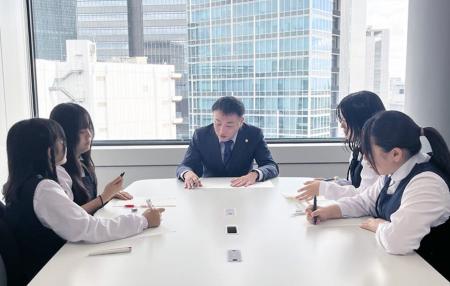 アディーレが中学生と考える「退職代行」