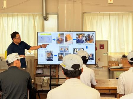 愛知県立豊川特別支援学校と「パレトーチ」特別授業を