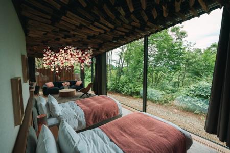 Snow Peak FIELD SUITE SPA HEADQUARTERS に100本のバ