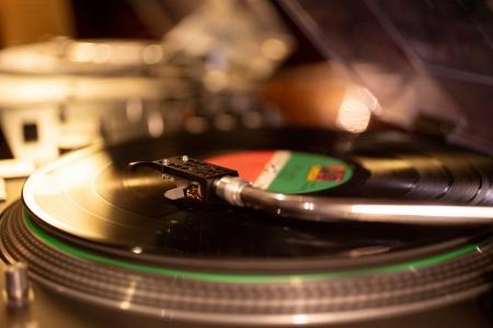 【レコードナイト in Oak Room】開催！DJが奏でるアナ