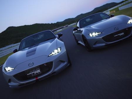 「MAZDA SPIRIT RACING ROADSTER 12R」左、「MAZDA...