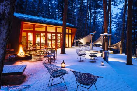 【星のや富士】静寂な冬の森に“屋外こたつ”が登場。炎