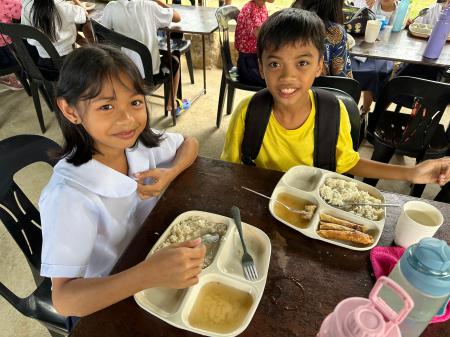 開発途上国の子どもたちに給食をプレゼント／大丸・松
