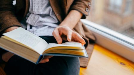 自分は本を読む量が「少ない」と思う人が7割　「新刊