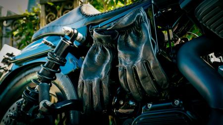 FREAKMOUNT GLOVES　ネオジム磁石搭載の国産レザーグ