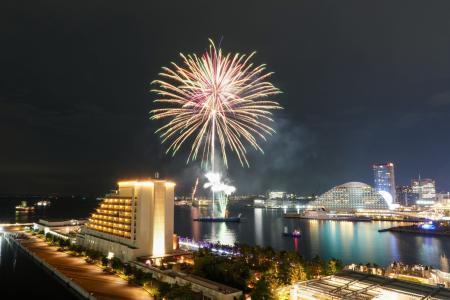神戸の夜空を彩る“みなとHANABI”と美食の饗宴。Sincro