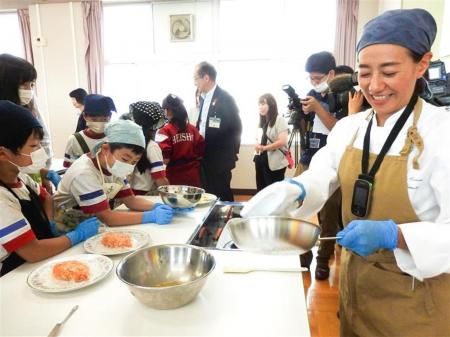 秋元さくらさん　平章小で授業「料理ってすごい！」