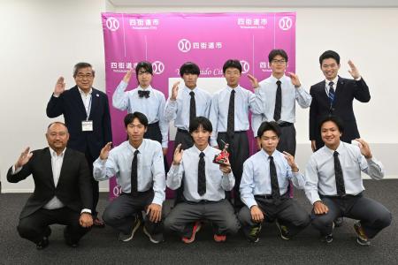 千葉敬愛高等学校男子ソフトボール部が四街道市長を表