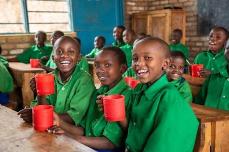 「世界食糧デー」にあわせて国連WFP協会へ100万円を寄 「世界食糧デー」にあわせて国連WFP協会へ100万円を寄