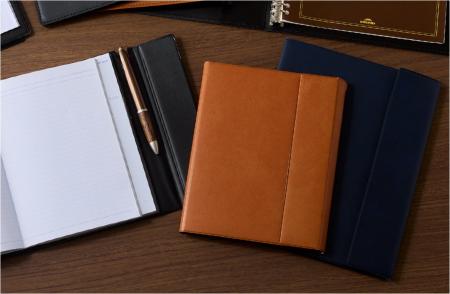 ぴたっと閉じてスリムに持ち運ぶ、高級感と携帯性を兼