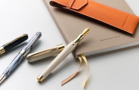 【BONAVENTURA×Pineider】から、イタリアのクラフツマ