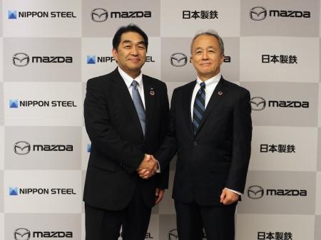 マツダ 取締役専務執行役員向井武司氏（左）、日本...