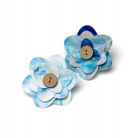 高速オフセットの企画作品「紙イヤリング」が日本画家