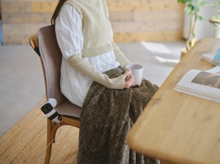 背面と座面にWヒーター搭載!椅子に置いても床に広げ 背面と座面にWヒーター搭載!椅子に置いても床に広げ