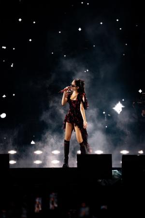 【McQueen】ブラックピンクのジェニーがマックイーン