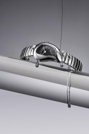 これは時計なのか、それともブレスレットなのか。D1 M