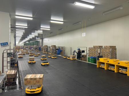 雇用確保が困難な深夜帯の低温作業においてAGVロボッ 雇用確保が困難な深夜帯の低温作業においてAGVロボッ