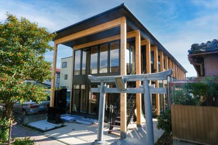 鎌倉市大船・山蒼稲荷神社の参道に連なる なりわい賃 鎌倉市大船・山蒼稲荷神社の参道に連なる なりわい賃