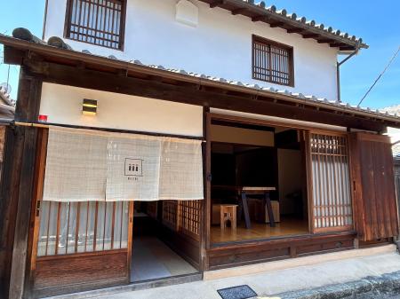 今井町の町家「NIJIRI」でのアート展示、来場者400名