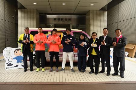 板橋区役所に東京2025デフリンピックキャラバンカ 板橋区役所に東京2025デフリンピックキャラバンカ