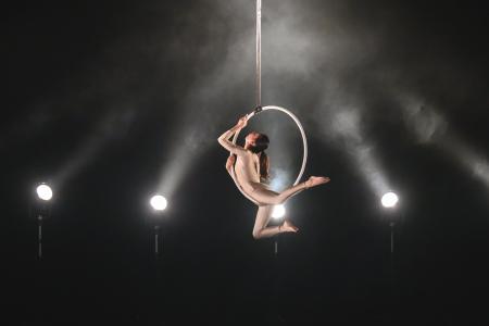ダンス×現代サーカスのクロスジャンル公演「Disco on 