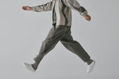 街での歩行もフィットネスへ！傾斜ソールで効果的な運