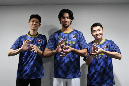 ヒュンメルがハンドボール男子日本代表の手話シャツの