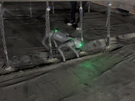 四足歩行ロボットによる吊り足場での安定歩行試験に成 四足歩行ロボットによる吊り足場での安定歩行試験に成