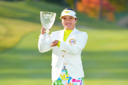 仲村果乃 ブリヂストンゴルフのボールで国内女子ツア