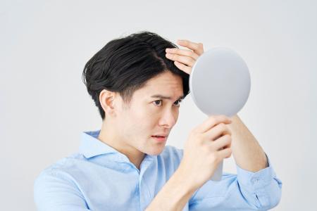 ■【薄毛の悩み最前線 ／ なぜ？ 男性来院者数が前年比