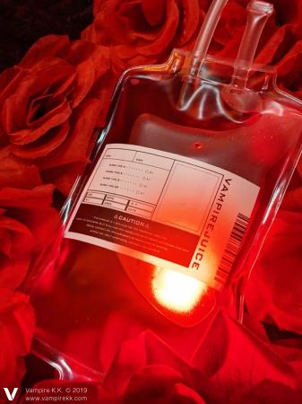 ハロウィンに最適───”輸血パックから飲む背徳感”輸血 ハロウィンに最適───”輸血パックから飲む背徳感”輸血