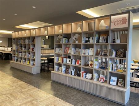 【宿泊前後も自由に過ごせるComfort Library Cafeで充