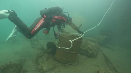 プロダイバーが“視界不良の環境下”でヘドロ海底を清掃