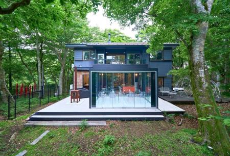 【アート×天然温泉】特徴的なサンルームを備えた現代