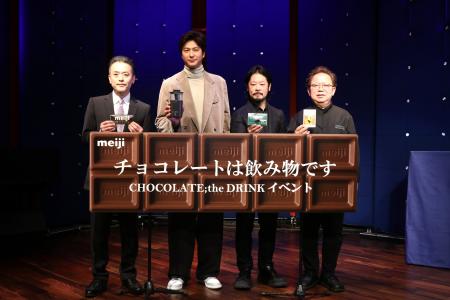 速水もこみちさん、チョコレートドリンクメーカーを使 速水もこみちさん、チョコレートドリンクメーカーを使